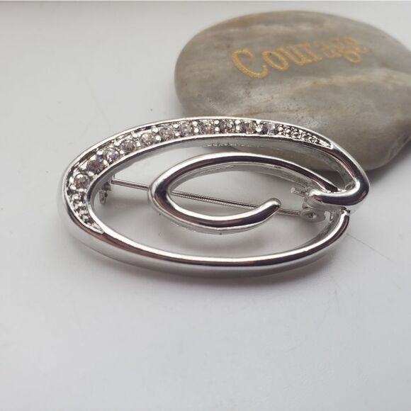 Elegant crystal encrusted swirl brooch - Picture 2 of 2